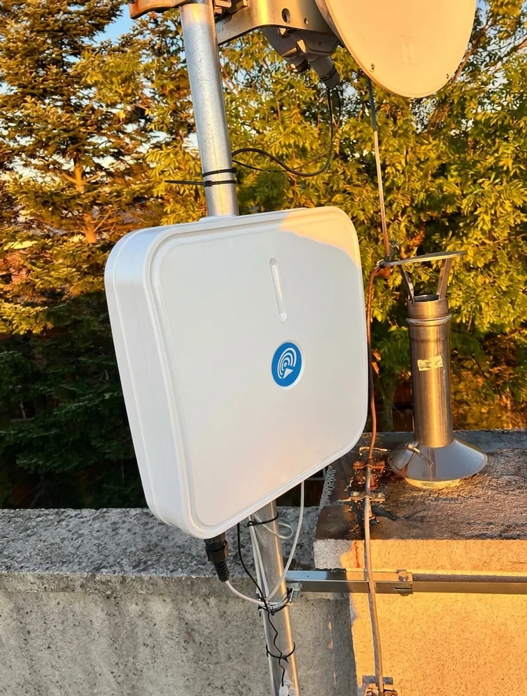 Antena zapasowego łącza radiowego na dachu zakładu — realizacja IQ-Networks